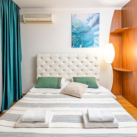 Just Another Comfy Apartment On The Main Squere. 2 Bedrooms, Own Heating, Ac 리비프 외부 사진